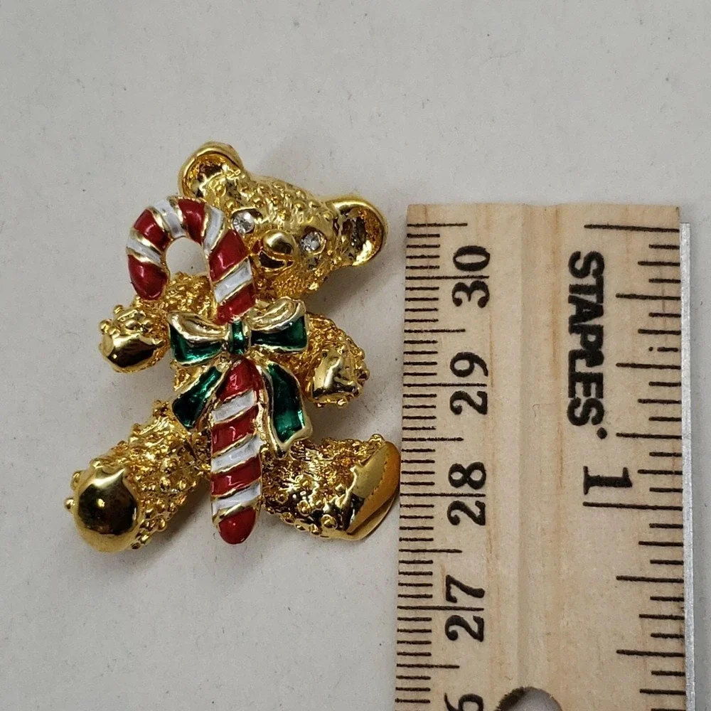Vintage gold tone Christmas BEAR w/ rhinestone eyes enamel candy cane brooch pin